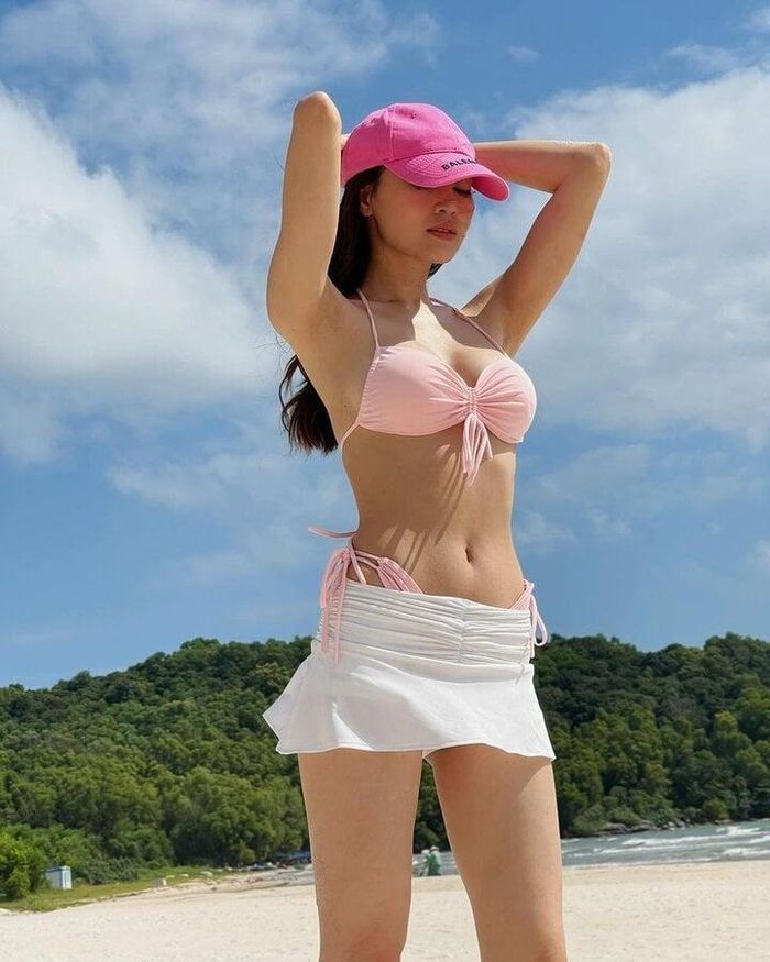 Ninh Dương Lan Ngọc diện bikini, khoe vòng eo thon gọn, săn chắc.