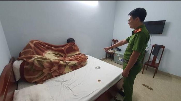 1 trong 3 người phụ nữ bị phát hiện đang bán dâm.