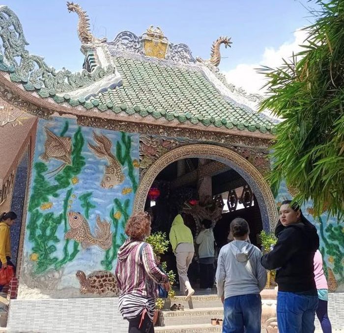 Trong đám đông khách hành hương Miếu Nổi những ngày đầu năm, có không ít “thầy bà” trà trộn vào nài nỉ khách xem bói.