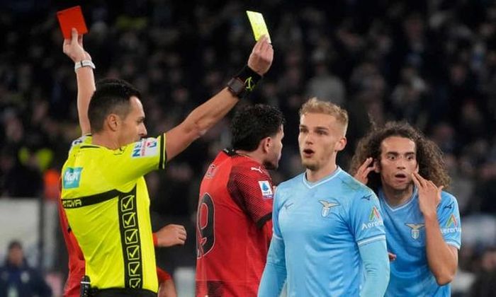 Milan thắng Lazio trong trận cầu với "cơn mưa" thẻ.