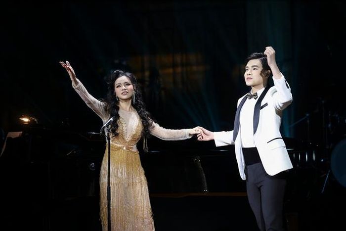 Giọng bass-baritone Quốc Đạt vừa đạt giải nhất cuộc thi hát thính phòng 2023. Tuy lần đầu song ca cùng Hiền Nguyễn Soprano nhưng cả hai đã có những màn song ca ăn ý trên sân khấu.