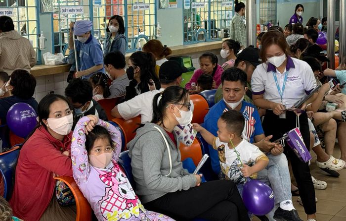  Người nhà và bệnh nhi chờ đến lượt khám bệnh tại Bệnh viện Nhi đồng 1 TPHCM (ảnh chụp sáng 1-3). Ảnh: CAO THĂNG 