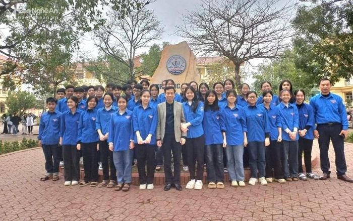  Đội tuyển học sinh giỏi tỉnh lớp 9 -Trường Trung học cơ sở Bạch Liêu (Yên Thành) trong lễ xuất quân tham dự kỳ thi. Ảnh: Nhà trường cung cấp 