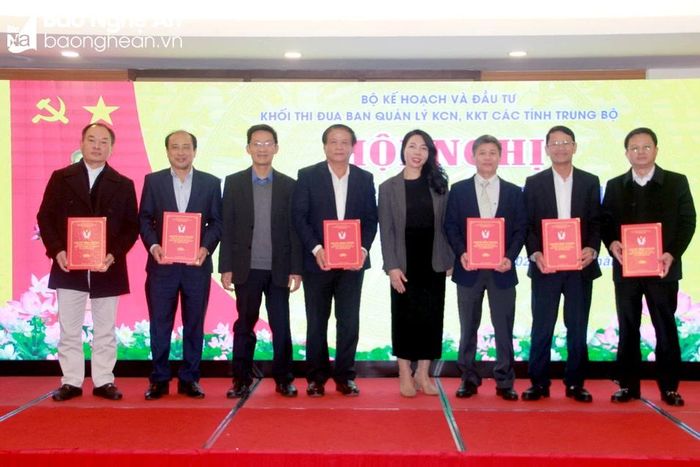  Các đơn vị ký kết giao ước thi đua năm 2024. Ảnh: Quang An 
