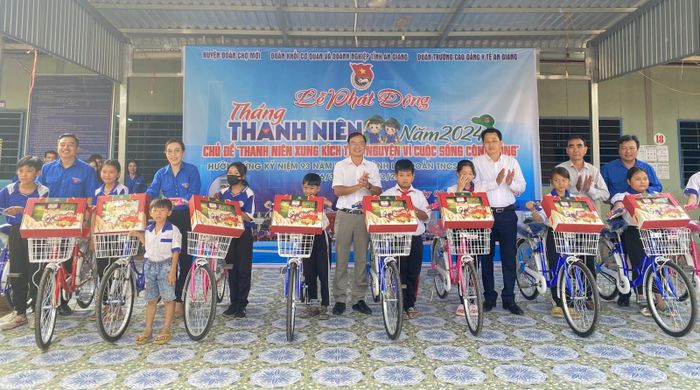 Trao xe đạp cho học sinh có hoàn cảnh khó khăn