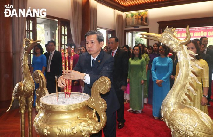 Bí thư Đảng ủy, Chủ tịch HĐQT Tổng Công ty CP Dệt may Hòa Thọ Nguyễn Đức Trị dâng hương tưởng nhớ Bác.