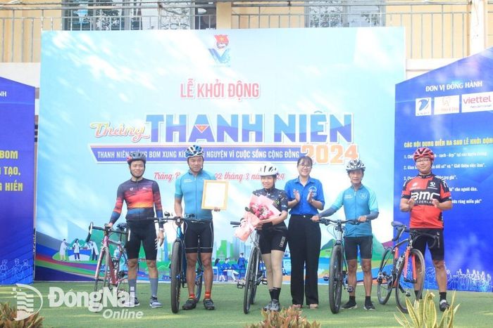 Phó chủ tịch Hội Liên hiệp thanh niên H.Trảng Bom Trần Thị Thanh Thanh trao quyết định thành lập CLB xe đạp thể thao H.Trảng Bom (Ảnh: Nga Sơn)