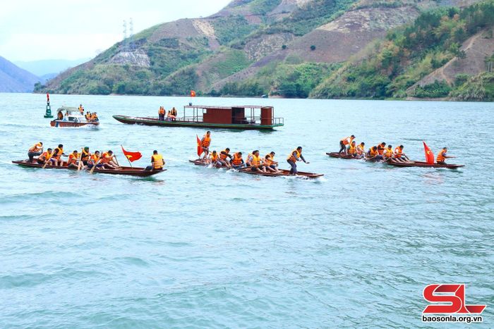 Thi đấu đua thuyền tại lễ hội.