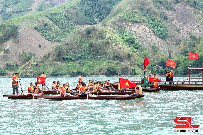 Các đội xuất phát thi đấu đua thuyền.