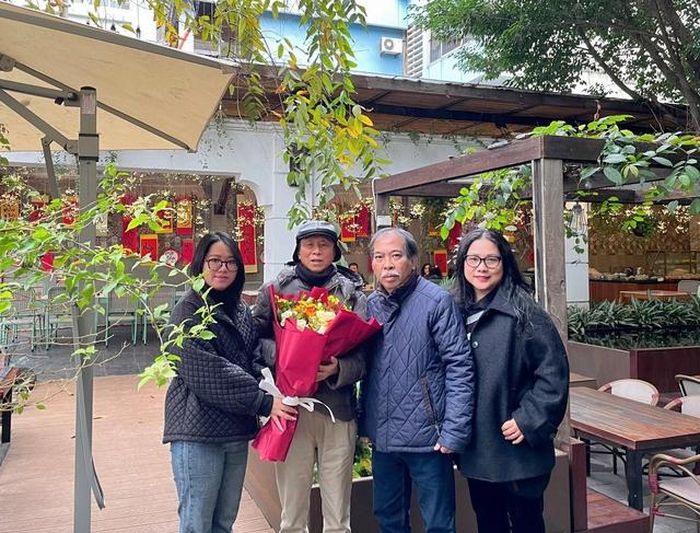 Nhà thơ Dương Kỳ Anh ( thứ hai từ trái sang) và chủ tịch Hội Nhà văn Việt Nam Nguyễn Quang Thiều
