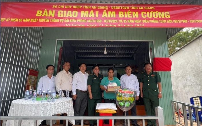 Bộ đội Biên phòng phối hợp với Ủy ban Mặt trận Tổ quốc Việt Nam tỉnh An Giang trao ngôi nhà "Mái ấm biên cương" tặng người dân có hoàn cảnh khó khăn ở khu vực biên giới. Ảnh: VĂN HIỆP