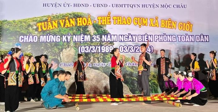 Huyện Mộc Châu (Sơn La) tổ chức Tuần văn hóa-thể thao cụm xã biên giới. Ảnh: VĂN HƯNG 
