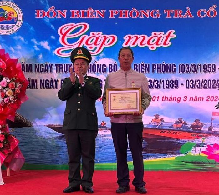  Khen thưởng người dân có nhiều đóng góp vào sự nghiệp bảo vệ chủ quyền, an ninh biên giới tại buổi gặp mặt kỷ niệm do Đồn Biên phòng Trà Cổ (Bộ đội Biên phòng tỉnh Quảng Ninh) tổ chức. Ảnh: NGUYÊN ĐÀO