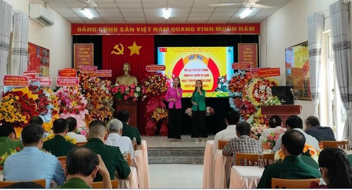  Nhiều cơ quan, đơn vị, địa phương và người dân tới chúc mừng, chia vui với cán bộ, chiến sĩ Đồn Biên phòng Cửa khẩu Mỹ Quý Tây (Bộ đội Biên phòng tỉnh Long An). Ảnh: PHẠM TRUNG