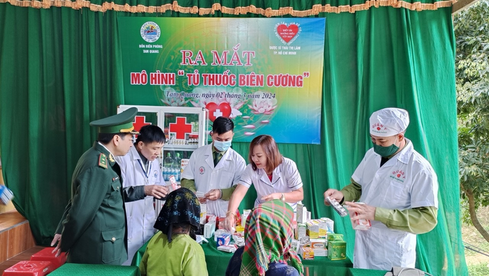  Cấp thuốc miễn phí cho người dân.