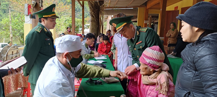  Khám bệnh cho người dân.