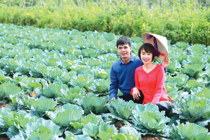 Anh Nguyễn Đức Chinh và chị Nguyễn Thị Duyên ở trang trại GenXanh. (Ảnh: NVCC)
