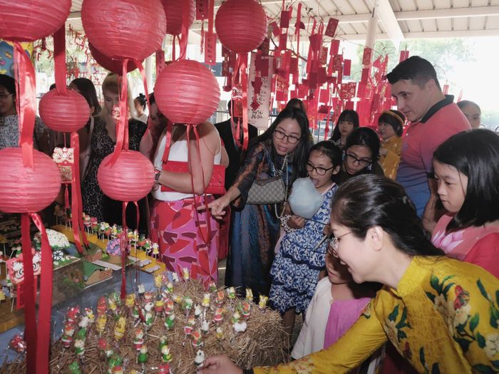 Du khách trải nghiệm các hoạt động tại chương trình "Xuân quê hương".