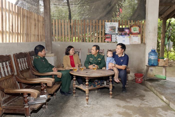 Bác sĩ Nguyễn Bá Lương (giữa ảnh) trò chuyện cùng người dân bị chó dại cắn mà mình đã sơ cứu trước đó. Ảnh: Thanh Quỳnh 