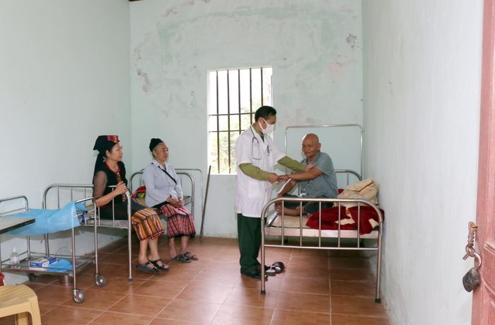  Bác sĩ Nguyễn Bá Lương khám bệnh cho người dân vùng biên giới tại mô hình "Tủ thuốc biên cương" của Đồn Biên phòng Phúc Sơn. Ảnh: Thanh Quỳnh 