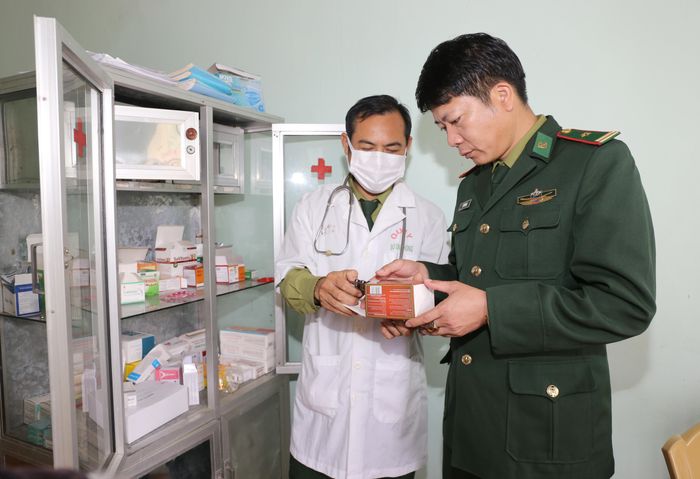  Dưới sự nỗ lực của Đồn Biên phòng Phúc Sơn nói chung, bác sĩ quân y Nguyễn Bá Lương nói riêng, tủ thuốc đã được nhiều đơn vị, tổ chức và các nhà hảo tâm ủng hộ, quyên góp. Ảnh: Thanh Quỳnh 