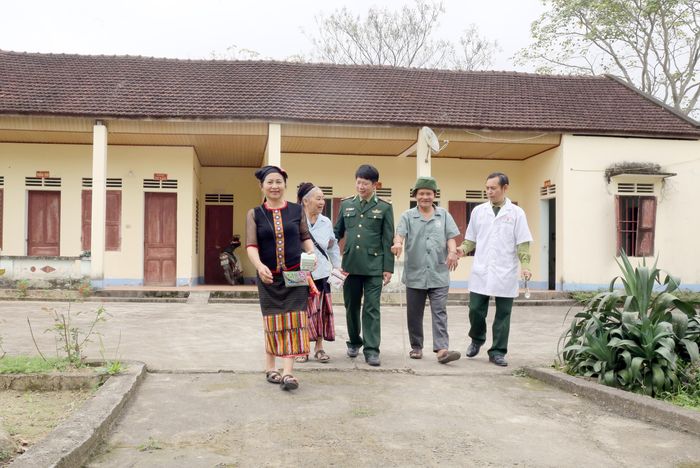  Người dân vui vẻ sau khi được thăm khám, cấp thuốc miễn phí tại mô hình "Tủ thuốc biên cương" của Đồn Biên phòng Phúc Sơn. Ảnh: Thanh Quỳnh 
