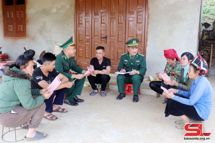 CBCS Đồn Biên phòng Chiềng On, huyện Yên Châu, tuyên truyền Luật Biên phòng cho nhân dân trong xã. Ảnh: Huyền Trăng