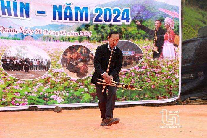 Múa khèn - nét văn hóa đặc sắc không thể thiếu trong các dịp lễ hội của đồng bào Mông. Trong ảnh: Ông Sùng Văn Sinh - người đã và đang tích cực bảo tồn, truyền dạy nghệ thuật trình diễn khèn Mông cho thế hệ trẻ ở Lân Quan, biểu diễn khèn.