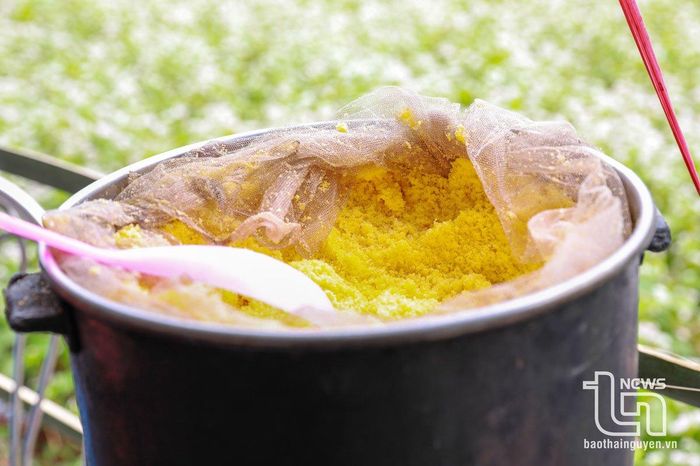 Đến với Lễ hội Gầu Tào, du khách còn được thưởng thức rất nhiều món ăn đặc sản. Trong ảnh: Mèn mén là món ăn được làm từ nguyên liệu hết sức bình thường (bột ngô hấp) nhưng có hương vị đặc biệt và mang linh hồn, bản sắc văn hóa của đồng bào Mông.