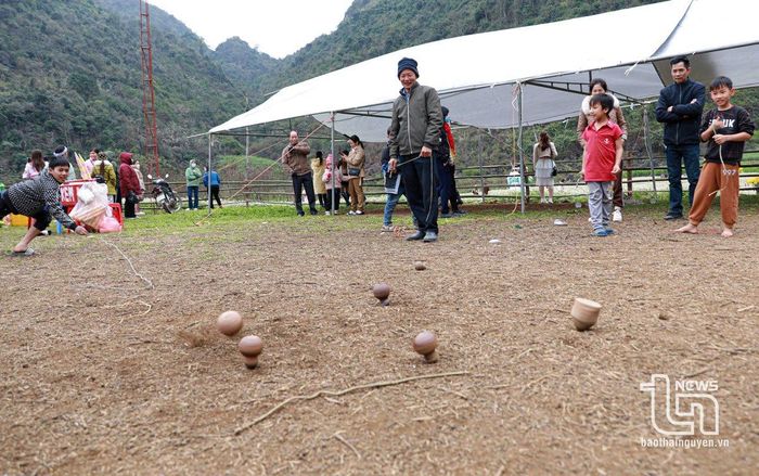 Đánh cù là trò chơi dân gian rất phổ biến trong những ngày hội của đồng bào Mông, thể hiện sức mạnh và sự khéo léo của các chàng trai.