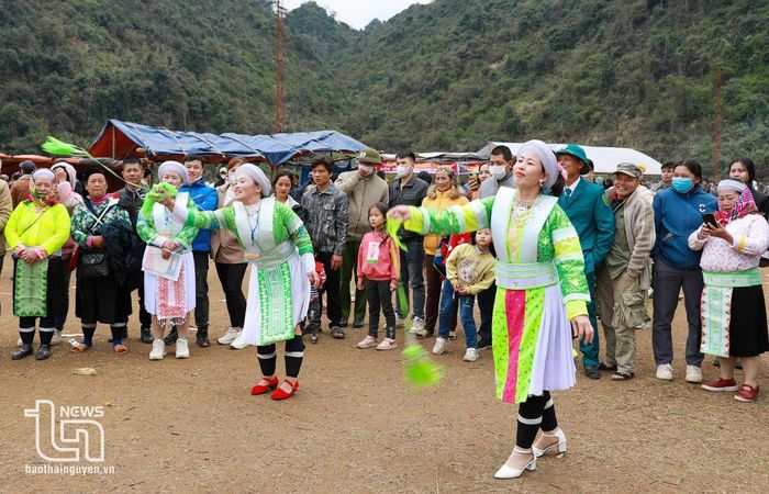 Những quả pao rực rỡ sắc mầu, tung bay trong gió, thể hiện tâm tình kín đáo, lãng mạn của nam, nữ thanh niên dân tộc Mông.