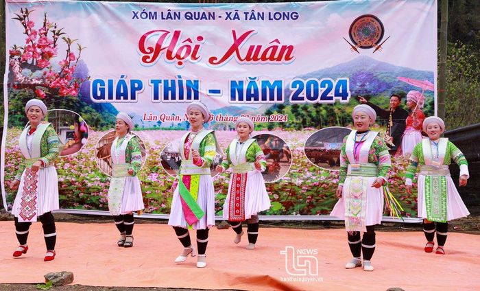 Đến với Lễ hội, du khách sẽ được thưởng thức những tiết mục hát múa mang đậm bản sắc văn hóa truyền thống của người Mông.