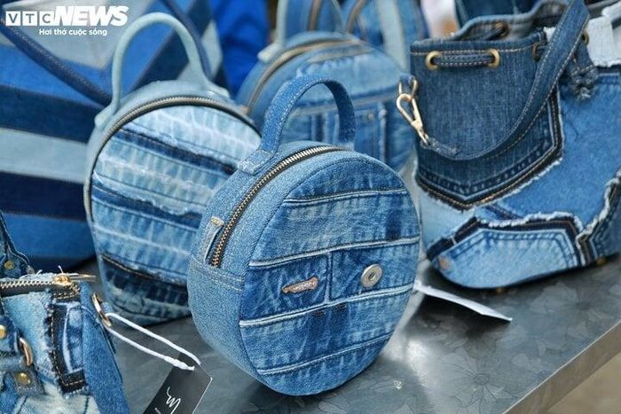 Tại đây cũng có gian hàng bán các túi xách tái chế từ vải quần jean, các loại vải từ quần áo đã bỏ đi, được thiết kế theo kiểu dáng hiện đại, hợp thời trang.