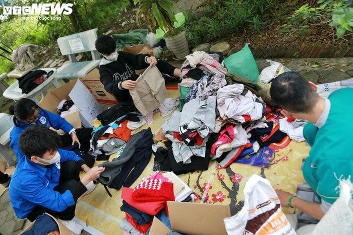 Vũ Mạnh Hùng, tình nguyện viên từ Ninh Bình đến đây hỗ trợ tham gia phiên chợ cho biết: "Nhóm tôi sẽ nhận các loại rác thải có thể tái chế và tặng lại cho mọi người những phần quà nhỏ mang tính tượng trưng để lan truyền thông điệp chung tay bảo vệ môi trường. Quần áo cũ mọi người mang đến đây nhóm cũng sẽ thu gom và chuyển đến các đơn vị chuyên đi làm từ thiện ở những vùng cao và những nơi thiếu thốn, có nhu cầu dùng đến”.