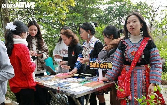 “Lợi nhuận ở các gian hàng sẽ dùng để gây quỹ. Quỹ này sẽ dùng cho các hoạt động thiện nguyện, thực hiện các hoạt động hành trình xanh, dự án nguồn yêu thương phục vụ lợi ích cộng đồng”, chị Thanh Hải chia sẻ thêm.