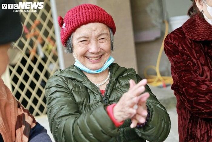 Các cụ vui vẻ nặn bánh.