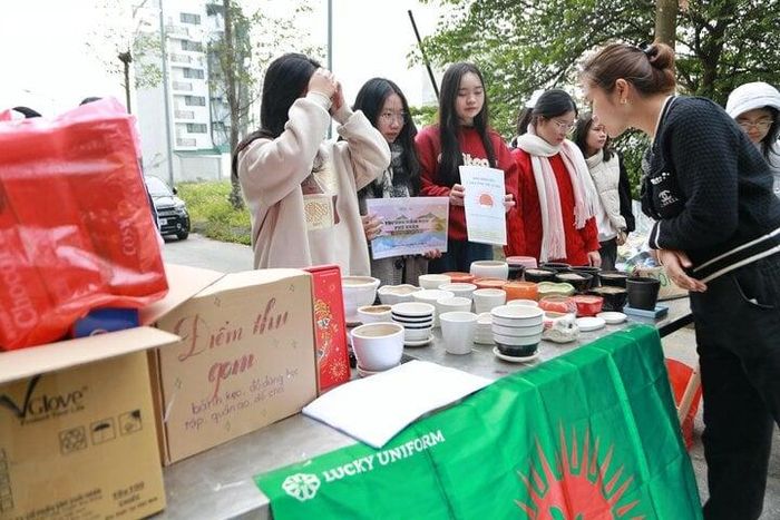 Ngoài ra, tại phiên chợ cũng có các điểm thu gom bánh kẹo Tết, đồ dùng học tập, đồ chơi cũ, thu gom quần áo cũ… tất cả các hoạt động đều nhằm phục vụ cho mục đích thiện nguyện và bảo vệ môi trường.