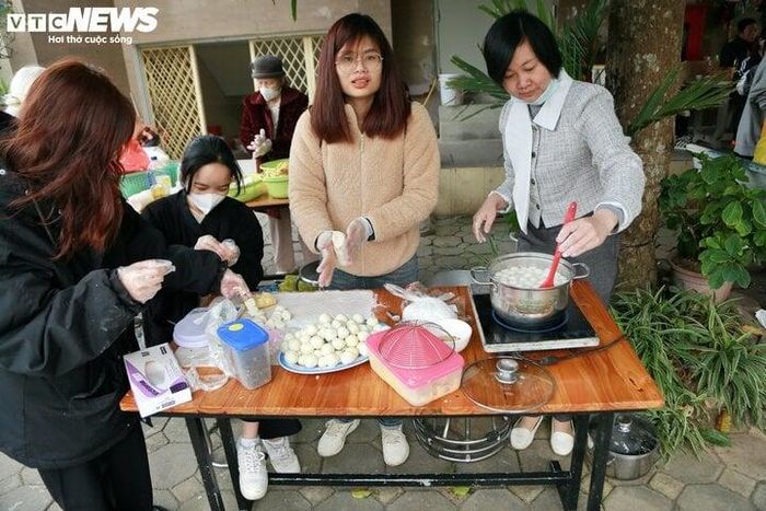 Chị Thanh Hải, đại diện Ban tổ chức chương trình Phiên chợ hạnh phúc năm nay cho biết, tất cả các hoạt động diễn ra tại đây đều nhằm mục đích đem lại những niềm vui, tiếng cười cho những người lớn tuổi tại trung tâm dưỡng lão.
