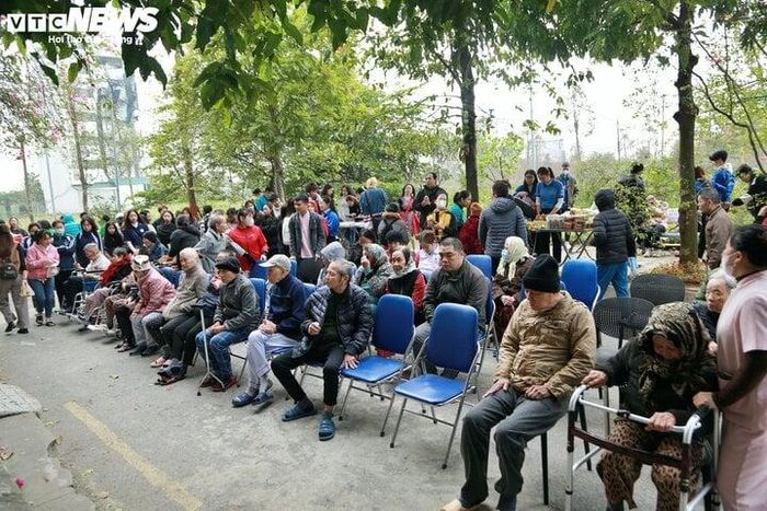 Nhiều người dân, các bạn trẻ, sinh viên tình nguyện cùng đến đây tham gia, hỗ trợ tổ chức các hoạt động trong chương trình “Phiên chợ hạnh phúc”. 