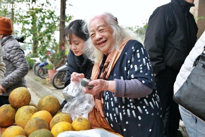 “Tôi sống ở trung tâm dưỡng lão hơn 4 năm. Ở đây có nhiều hoạt động vui chơi ý nghĩa như Phiên chợ hạnh phúc, phiên chợ Tết. Mỗi lần có hoạt động các cháu tình nguyện viên đến múa hát, người dân đến hỏi thăm vui chơi. Tự tay chúng tôi làm bánh, làm tranh bán. Ở cái tuổi xế chiều như chúng tôi, còn gì hạnh phúc hơn thế nữa”, bà Biển cười nói.