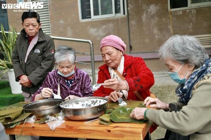 Không chỉ các bạn trẻ, các cụ già sống tại trung tâm cũng tích cực làm bánh, món ăn truyền thống để cùng trao đổi, bán trong phiên chợ. 