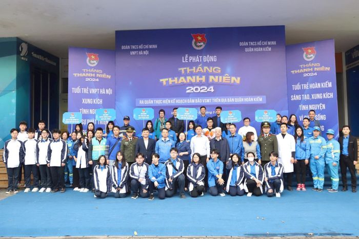 Lực lượng thanh niên ra quân bảo vệ môi trường.