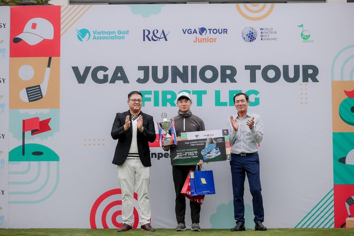 Ban tổ chức trao Cúp vô địch cho golfer Đoàn Uy (giữa)