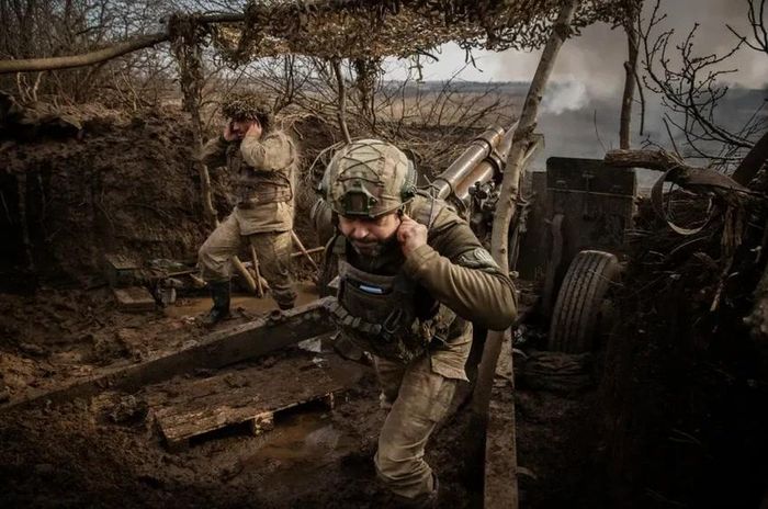  Quân Ukraine khai hỏa vào các cứ điểm Nga gần TP Avdiivka hồi giữa tháng 1. Ảnh: NEW YORK TIMES 
