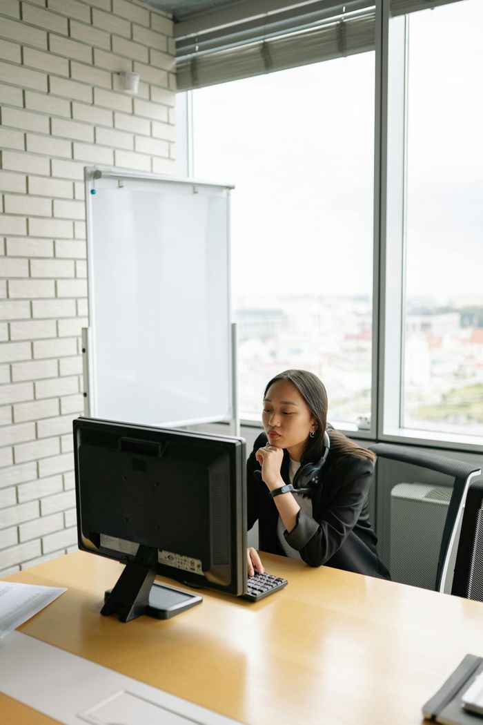  Nhóm ủng hộ cho rằng các cuộc họp 8 giờ sáng giúp phối hợp công việc hiệu quả khi có nhiều thành viên trong nhóm làm việc ở nhiều múi giờ khác nhau. Ảnh minh họa: Yan Krukau/Pexels. 