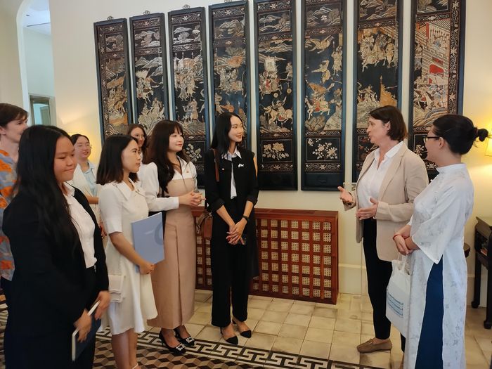  Tổng Lãnh sự Pháp tại TPHCM Emmanuelle Pavillon-Grosser trao đổi với các thí sinh. Ảnh: ĐỖ VĂN 