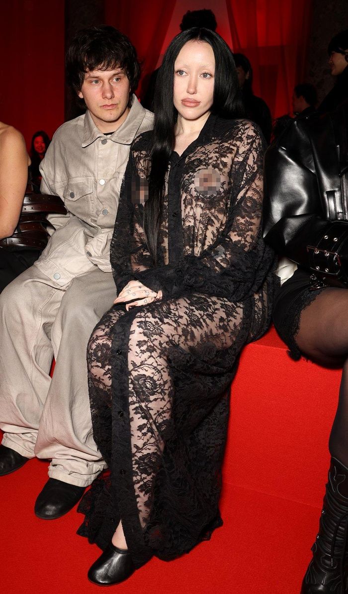 Noah Cyrus lộ ngực trần với váy xuyên thấu tại Tuần lễ Thời trang Paris. Ảnh: Getty Images.