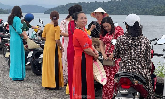 Đang trong không khí ngày Quốc tế phụ nữ 8/3, nhiều chị em phụ nữ, các bà các cô cũng đến đây chụp ảnh.