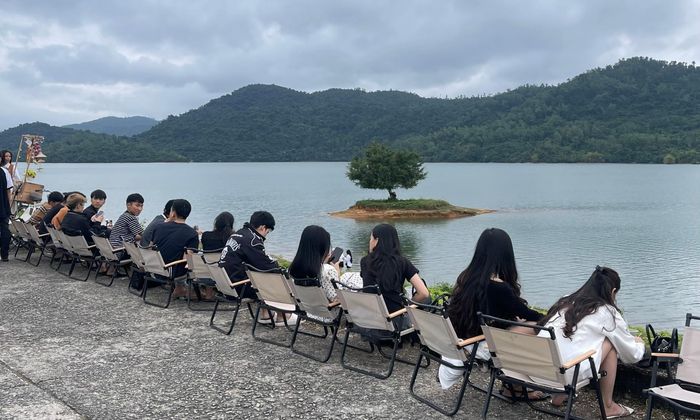  "Cây cô đơn" Phú Ninh với vị trí gần bờ, bao quanh là làn nước xanh mát, trên đảo chỉ có duy nhất một cây xanh cùng tán lá rậm rạp đã tạo nên cảnh độc đáo và thơ mộng. 
