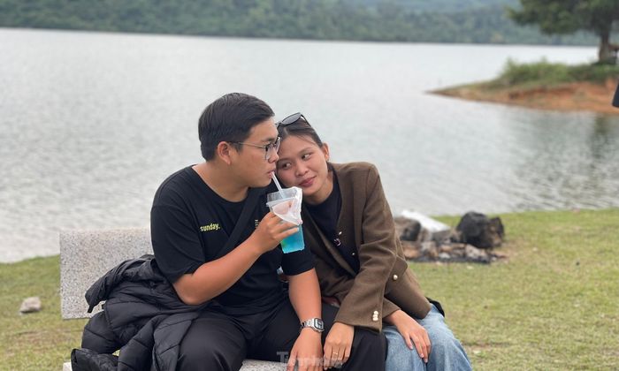 “Mình biết chỗ này qua bạn bè, thấy gần đây mọi người đi chụp ảnh ở đây rất nhiều nên cũng tranh thủ đến tham quan. Mình đặc biệt ấn tượng với cây cô đơn vì nó thơ mộng và rất độc lạ”, bạn Đặng Thanh Phụng (Quảng Nam), nói.